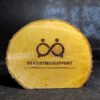 Bedrijfslogo op houten schijf staand
